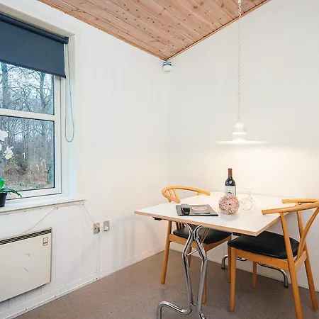 For 2 Guests, Ansager